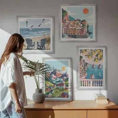 Billedvæg over sofa med farverige bjerge og kystbyer