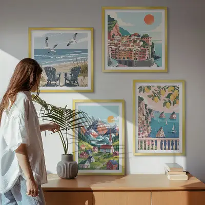 Billedvæg over sofa med farverige bjerge og kystbyer