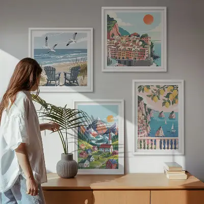 Billedvæg over sofa med farverige bjerge og kystbyer