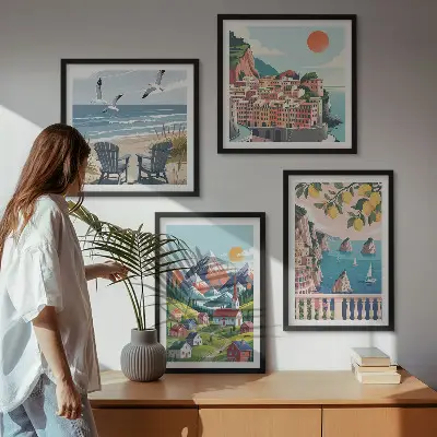 Billedvæg over sofa med farverige bjerge og kystbyer