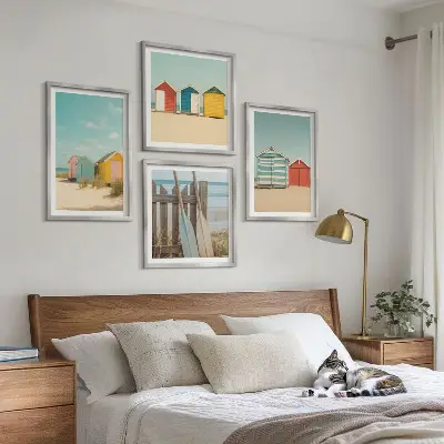 Billedsæt med ramme farverige huse, strand og sol