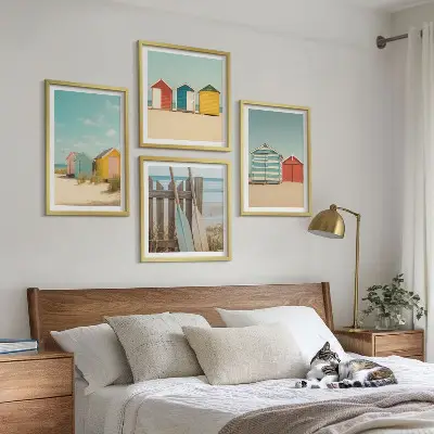 Billedsæt med ramme farverige huse, strand og sol
