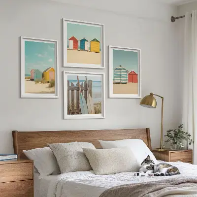 Billedsæt med ramme farverige huse, strand og sol