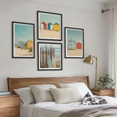 Billedsæt med ramme farverige huse, strand og sol