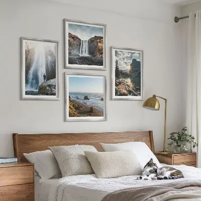 Billedvæg til over sofaen med naturlandskaber af bjerge og vandfald