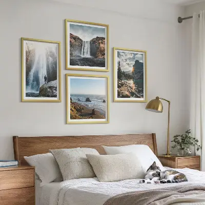 Billedvæg til over sofaen med naturlandskaber af bjerge og vandfald