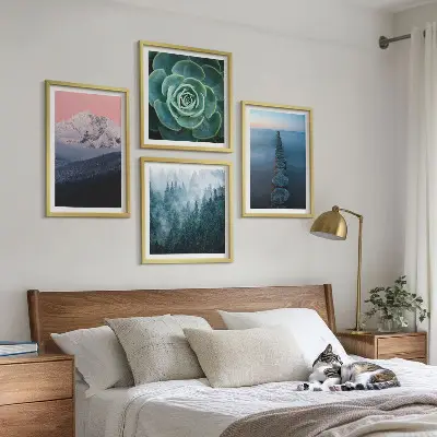 Billedsæt med ramme med motiv af bjerge, lyserød himmel, vand og sukkulent