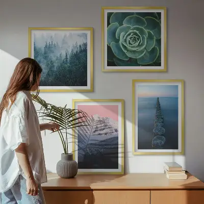 Billedsæt med ramme med motiv af bjerge, lyserød himmel, vand og sukkulent