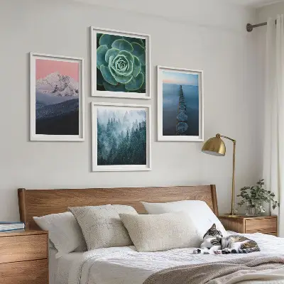 Billedsæt med ramme med motiv af bjerge, lyserød himmel, vand og sukkulent