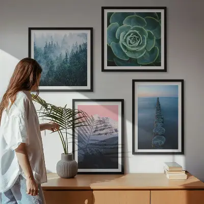 Billedsæt med ramme med motiv af bjerge, lyserød himmel, vand og sukkulent