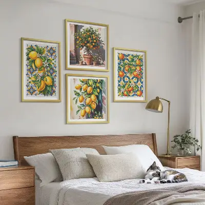 Billedvæg over sofa med farverige abstrakte citrusfrugter