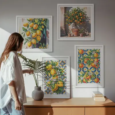 Billedvæg over sofa med farverige abstrakte citrusfrugter