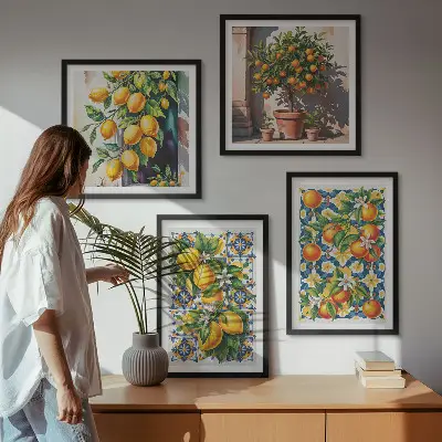 Billedvæg over sofa med farverige abstrakte citrusfrugter