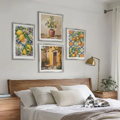 Billedvæg over sofa med blomstermønstre i citron og orange