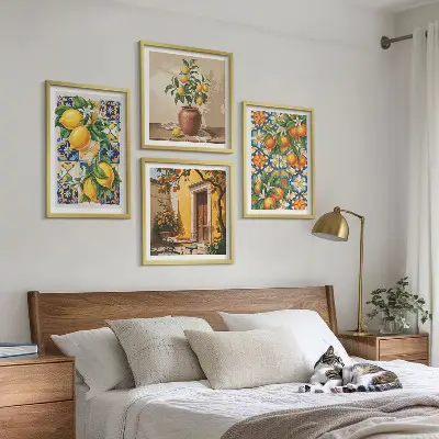 Billedvæg over sofa med blomstermønstre i citron og orange
