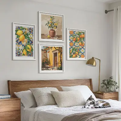 Billedvæg over sofa med blomstermønstre i citron og orange