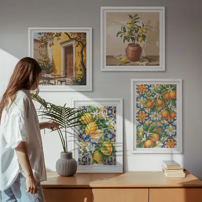Billedvæg over sofa med blomstermønstre i citron og orange