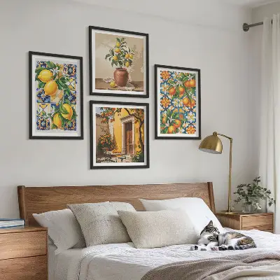 Billedvæg over sofa med blomstermønstre i citron og orange