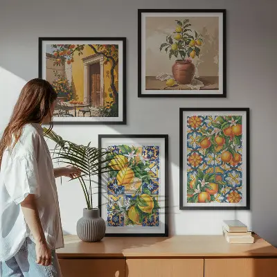 Billedvæg over sofa med blomstermønstre i citron og orange