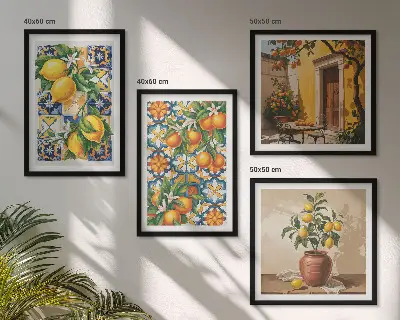Billedvæg over sofa med blomstermønstre i citron og orange