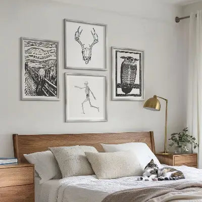 Billedvæg over sofa med motiver af skrig, kranie og ugle