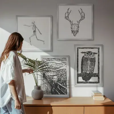 Billedvæg over sofa med motiver af skrig, kranie og ugle