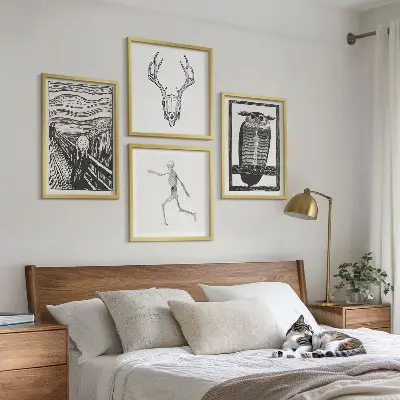 Billedvæg over sofa med motiver af skrig, kranie og ugle