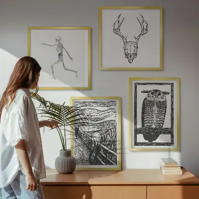Billedvæg over sofa med motiver af skrig, kranie og ugle