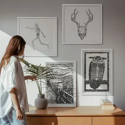Billedvæg over sofa med motiver af skrig, kranie og ugle