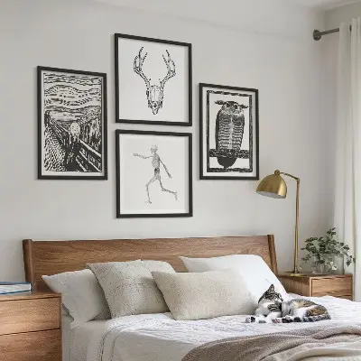 Billedvæg over sofa med motiver af skrig, kranie og ugle