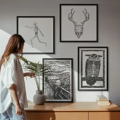 Billedvæg over sofa med motiver af skrig, kranie og ugle