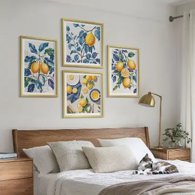 Billedvæg over sofa citrongrene med blå blade