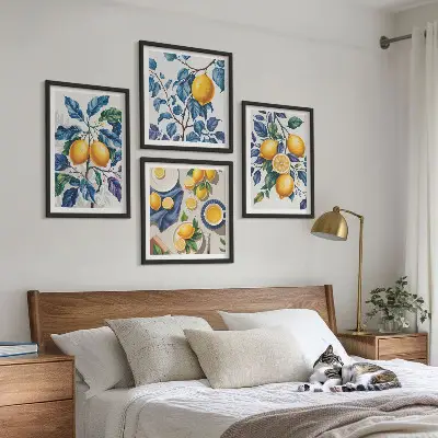 Billedvæg over sofa citrongrene med blå blade