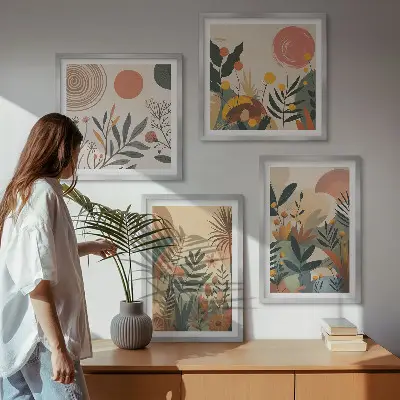 Billedvæg over sofa med plantemotiver i farver