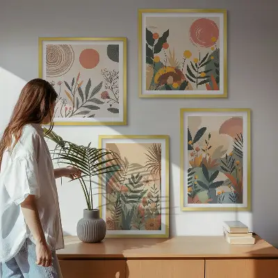 Billedvæg over sofa med plantemotiver i farver