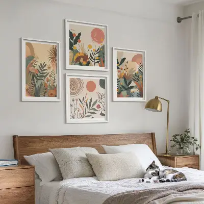 Billedvæg over sofa med plantemotiver i farver