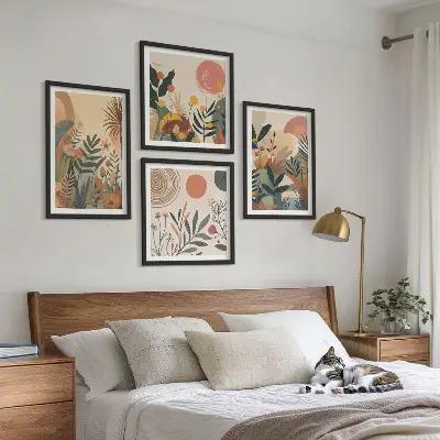 Billedvæg over sofa med plantemotiver i farver