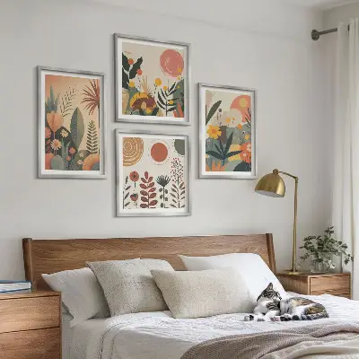 Billedvæg over sofa med boho plante- og varmemønstre