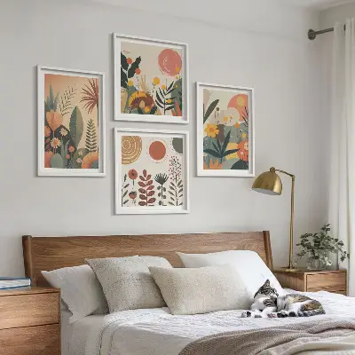 Billedvæg over sofa med boho plante- og varmemønstre