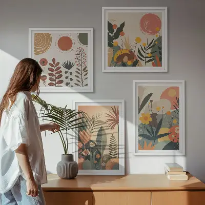Billedvæg over sofa med boho plante- og varmemønstre