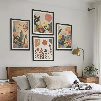 Billedvæg over sofa med boho plante- og varmemønstre