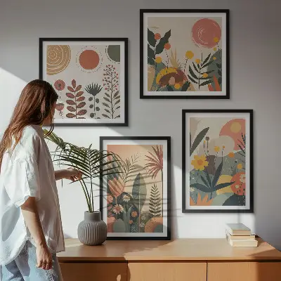 Billedvæg over sofa med boho plante- og varmemønstre