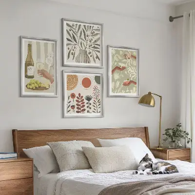 Billedvæg over sofa med motiv af rustikke cocktails med olivenblomster