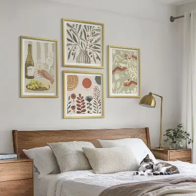 Billedvæg over sofa med motiv af rustikke cocktails med olivenblomster