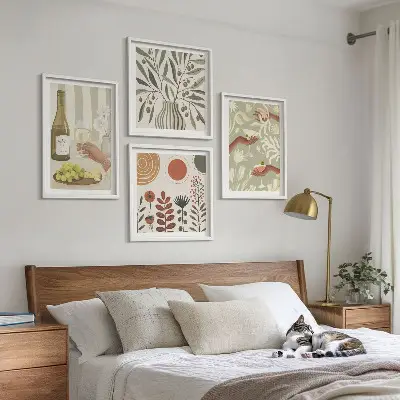 Billedvæg over sofa med motiv af rustikke cocktails med olivenblomster