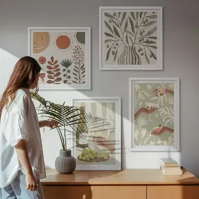Billedvæg over sofa med motiv af rustikke cocktails med olivenblomster