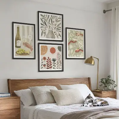 Billedvæg over sofa med motiv af rustikke cocktails med olivenblomster