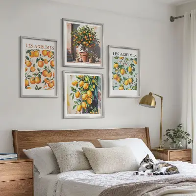 Billedvæg over sofa med frugtagtige citrusmønstre