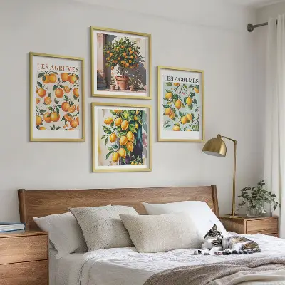 Billedvæg over sofa med frugtagtige citrusmønstre
