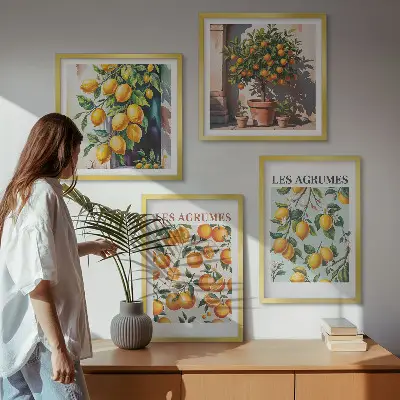 Billedvæg over sofa med frugtagtige citrusmønstre